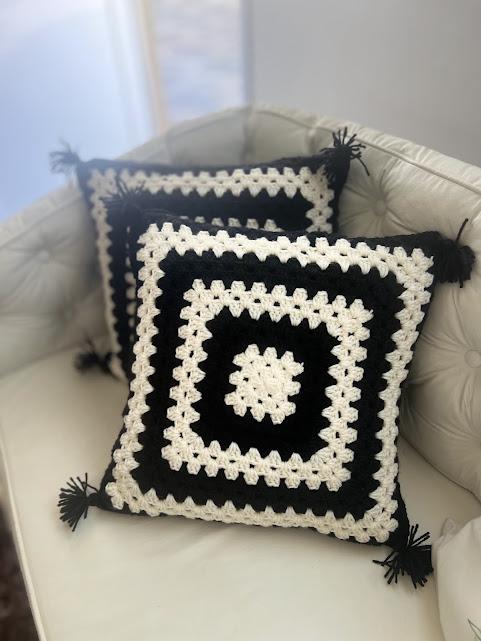 Capa de Almofada de crochê 40 X 40 cm mod.  Preto/off - Cópia