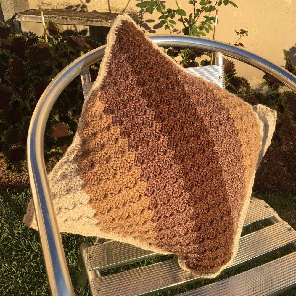 Capa de Almofada de crochê 40 X 40 cm mod.  Chocolate - Cópia