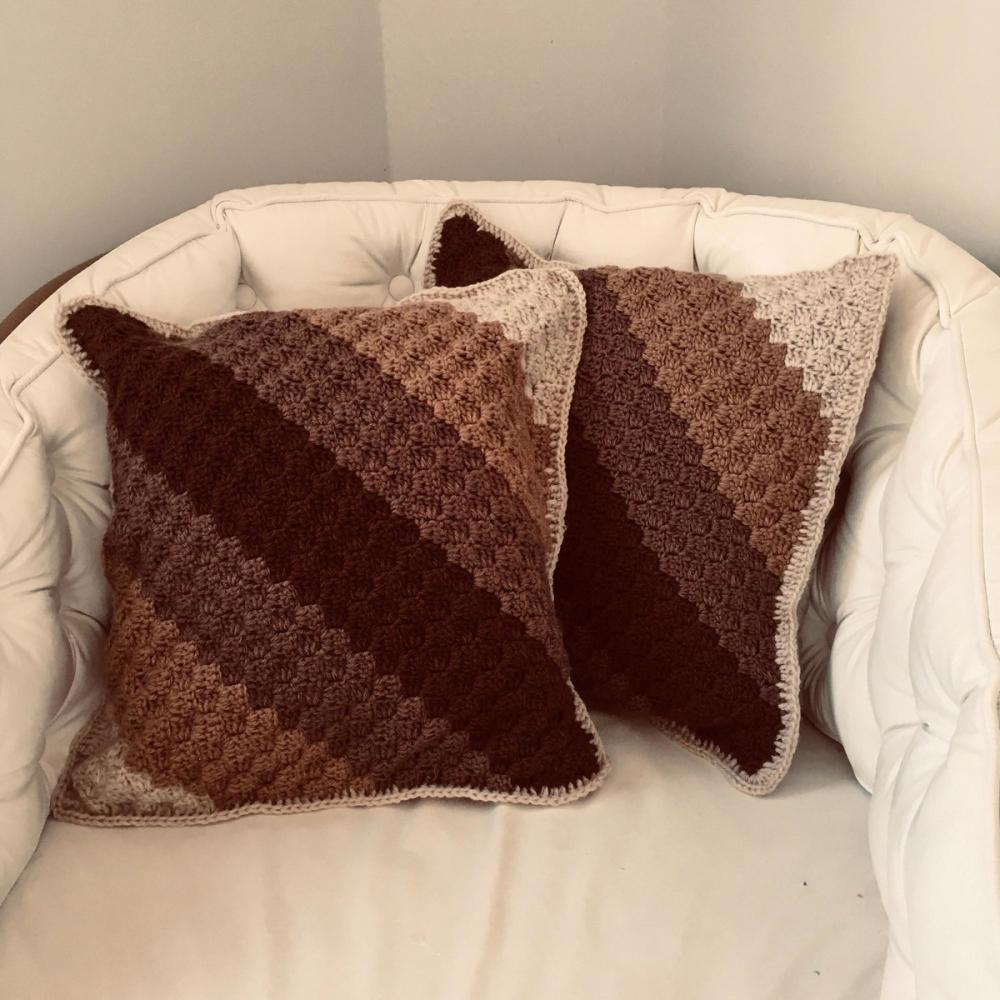 Capa de Almofada de crochê 40 X 40 cm mod.  Chocolate - Cópia