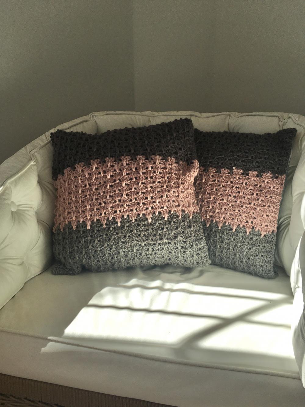 Capa de Almofada de crochê 40 X 40 cm mod.  DEGRADÊ rosa - Cóp