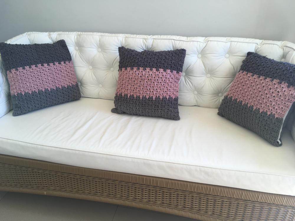 Capa de Almofada de crochê 40 X 40 cm mod.  DEGRADÊ rosa - Cóp