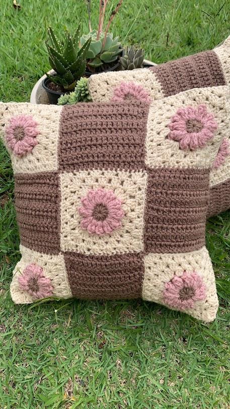 Capa de Almofada de crochê 40 X 40 cm mod.  Margarida