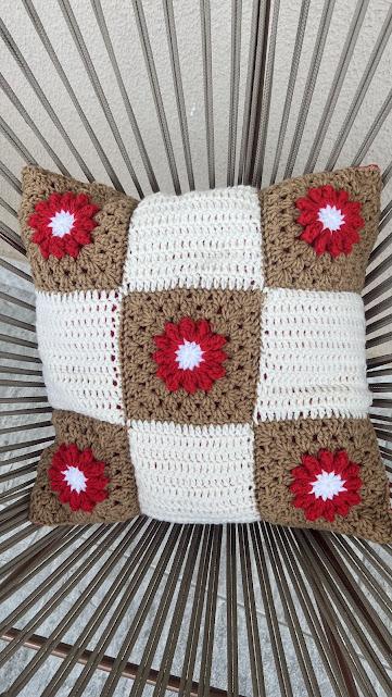Capa de Almofada de crochê 40 X 40 cm mod.  Margarida