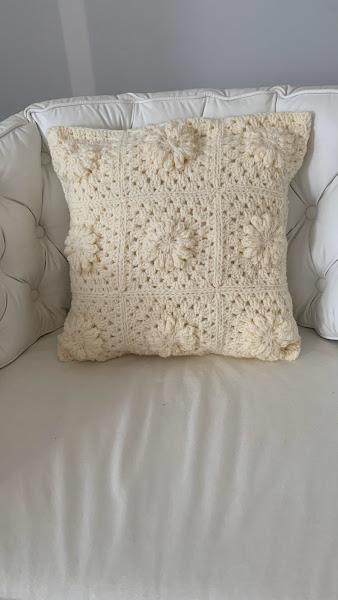 Capa de Almofada de crochê 40 X 40 cm mod.  Flores relevo - Cóp