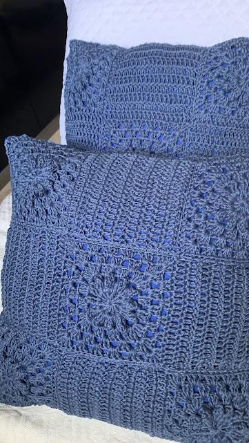 Capa de Almofada de crochê 40 X 40 cm mod.  azul relevo