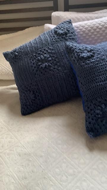 Capa de Almofada de crochê 40 X 40 cm mod.  azul relevo