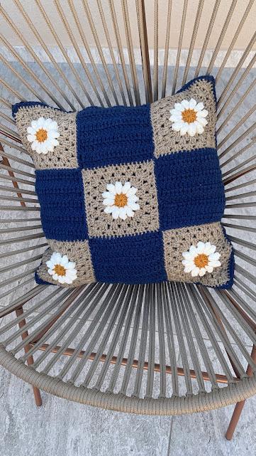 Capa de Almofada de crochê 40 X 40 cm mod.  Margarida e Diagonal