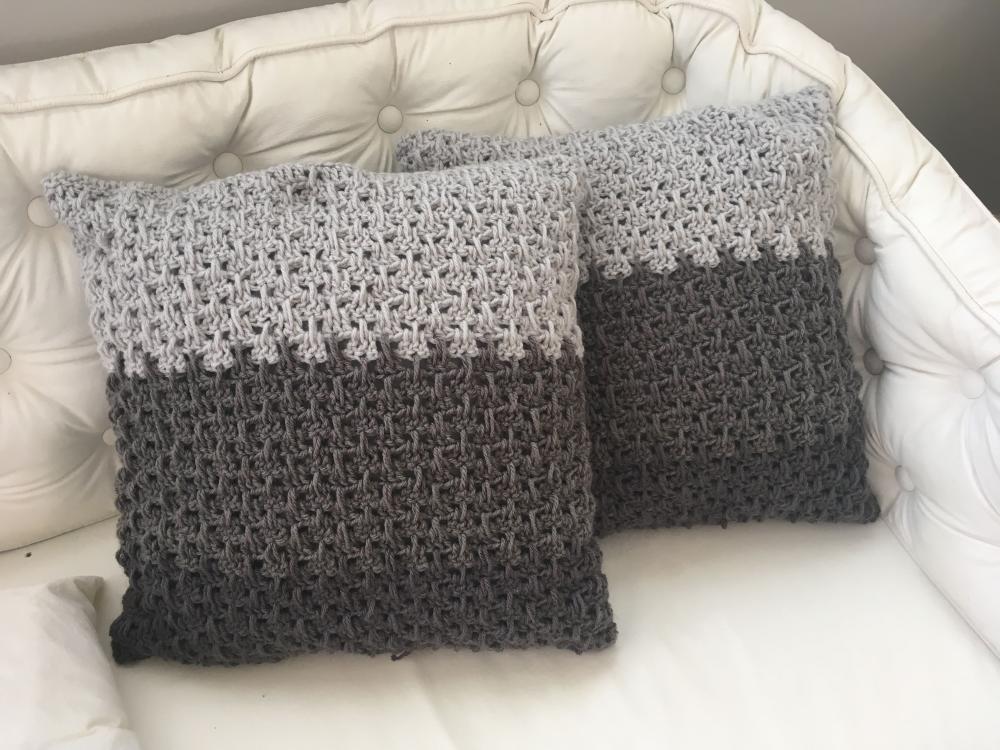 Capa de Almofada de crochê 40 X 40 cm mod.  DEGRADÊ cinza