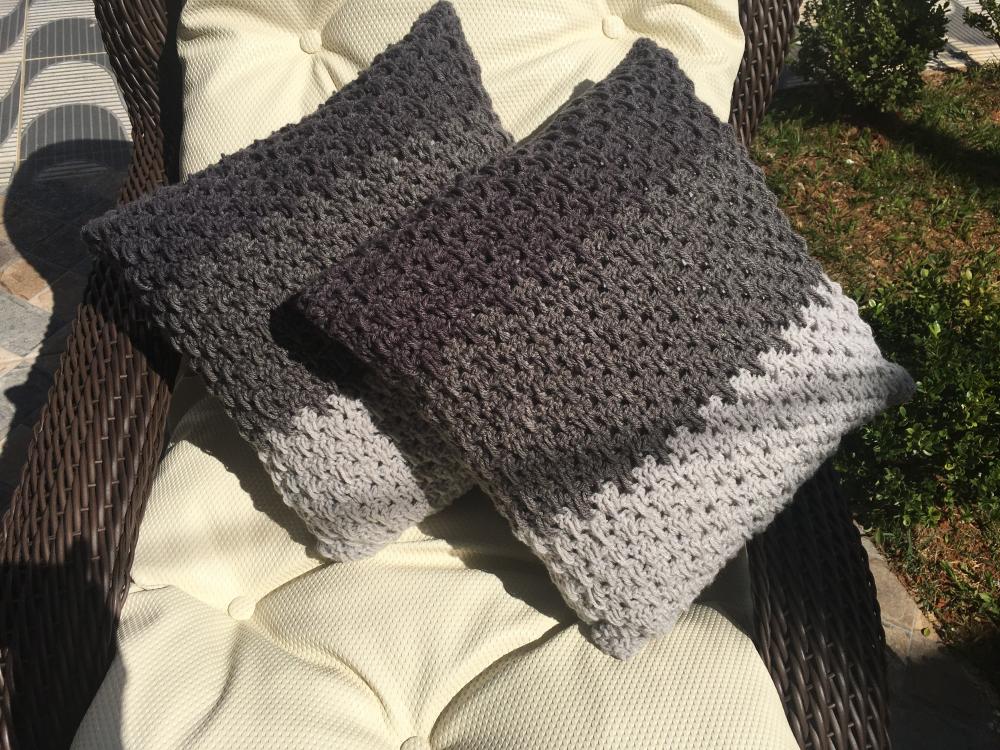 Capa de Almofada de crochê 40 X 40 cm mod.  DEGRADÊ cinza