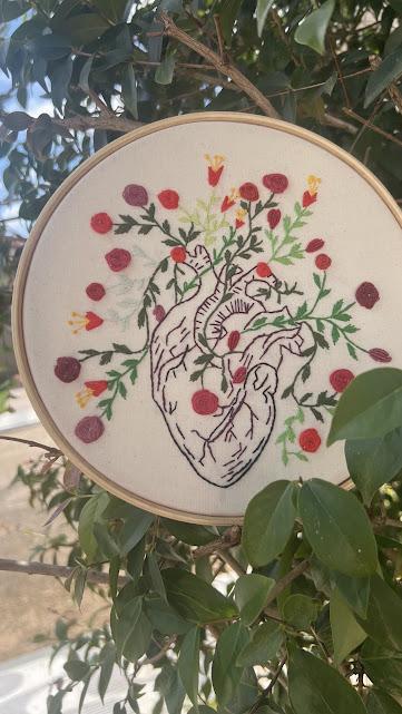 Bordado em Bastidor - Coração humano com flores