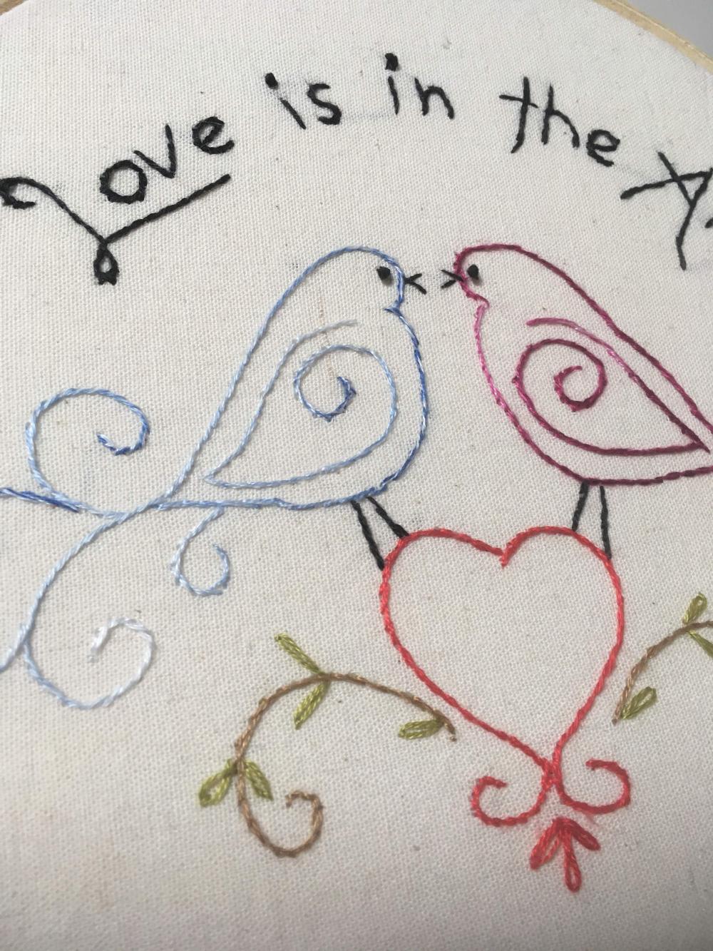 Bordado em Bastidor - Love is in the air