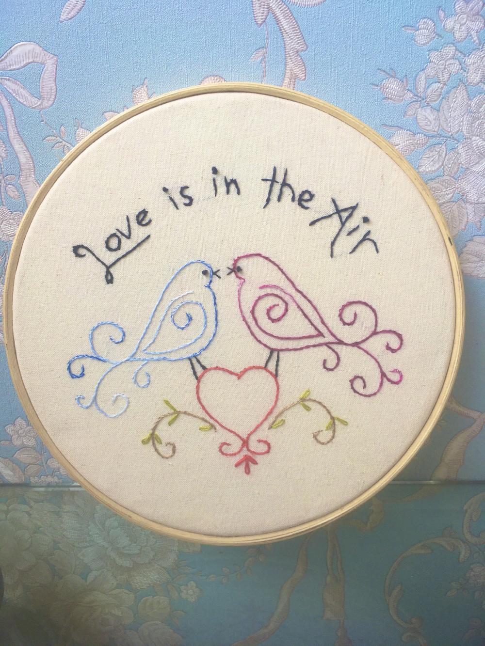 Bordado em Bastidor - Love is in the air
