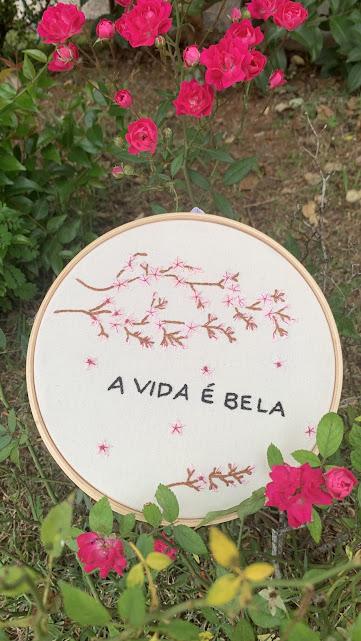 Bordado em Bastidor - a vida é bela