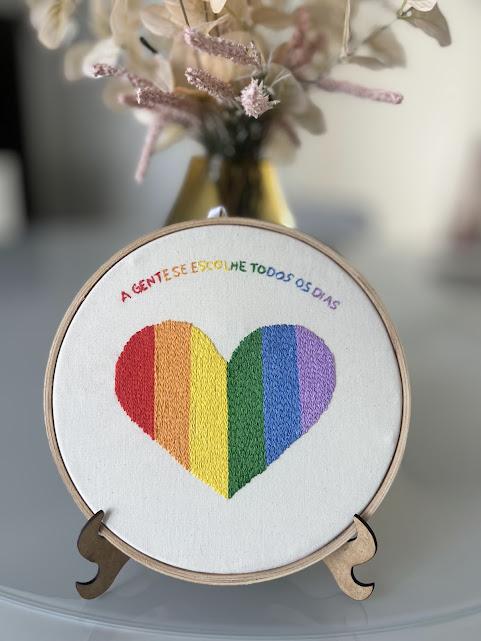 Bordado em Bastidor - Coração LGBT