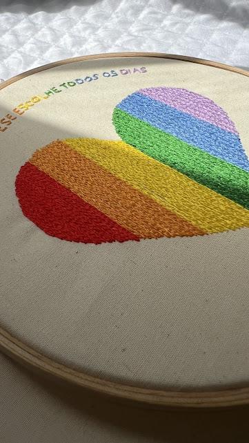 Bordado em Bastidor - Coração LGBT