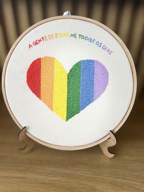 Bordado em Bastidor - Coração LGBT