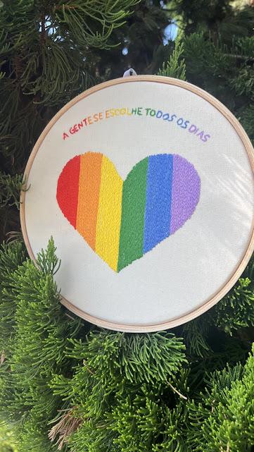 Bordado em Bastidor - Coração LGBT