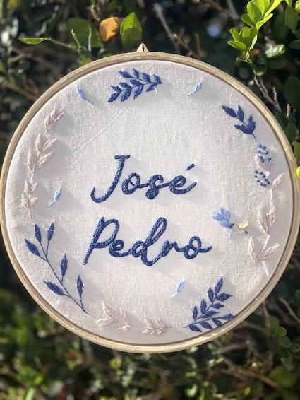 Porta de Maternidade - bordado à mão
