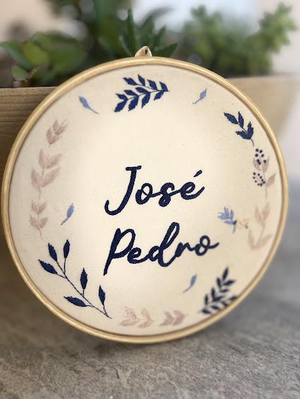 Porta de Maternidade - bordado à mão