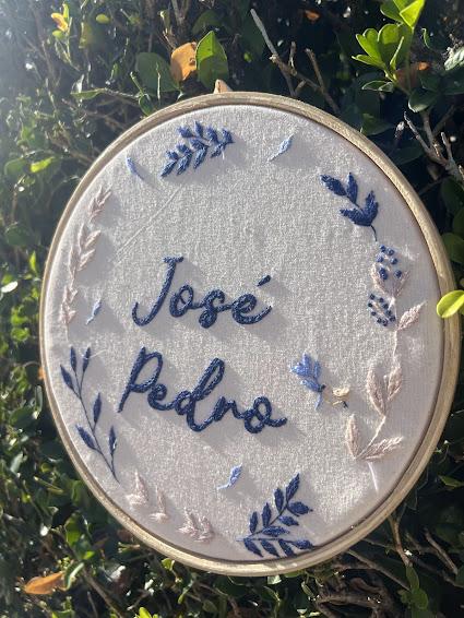 Porta de Maternidade - bordado à mão