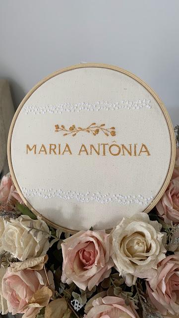 Porta de Maternidade - bordado à mão