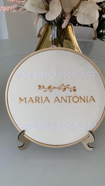 Porta de Maternidade - bordado à mão