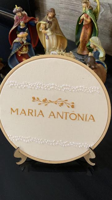 Porta de Maternidade - bordado à mão