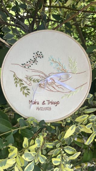 Porta Alianças de casamento - Mãos e flores
