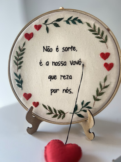 Bordado em Bastidor - Católicos - Nossa vó reza por nós