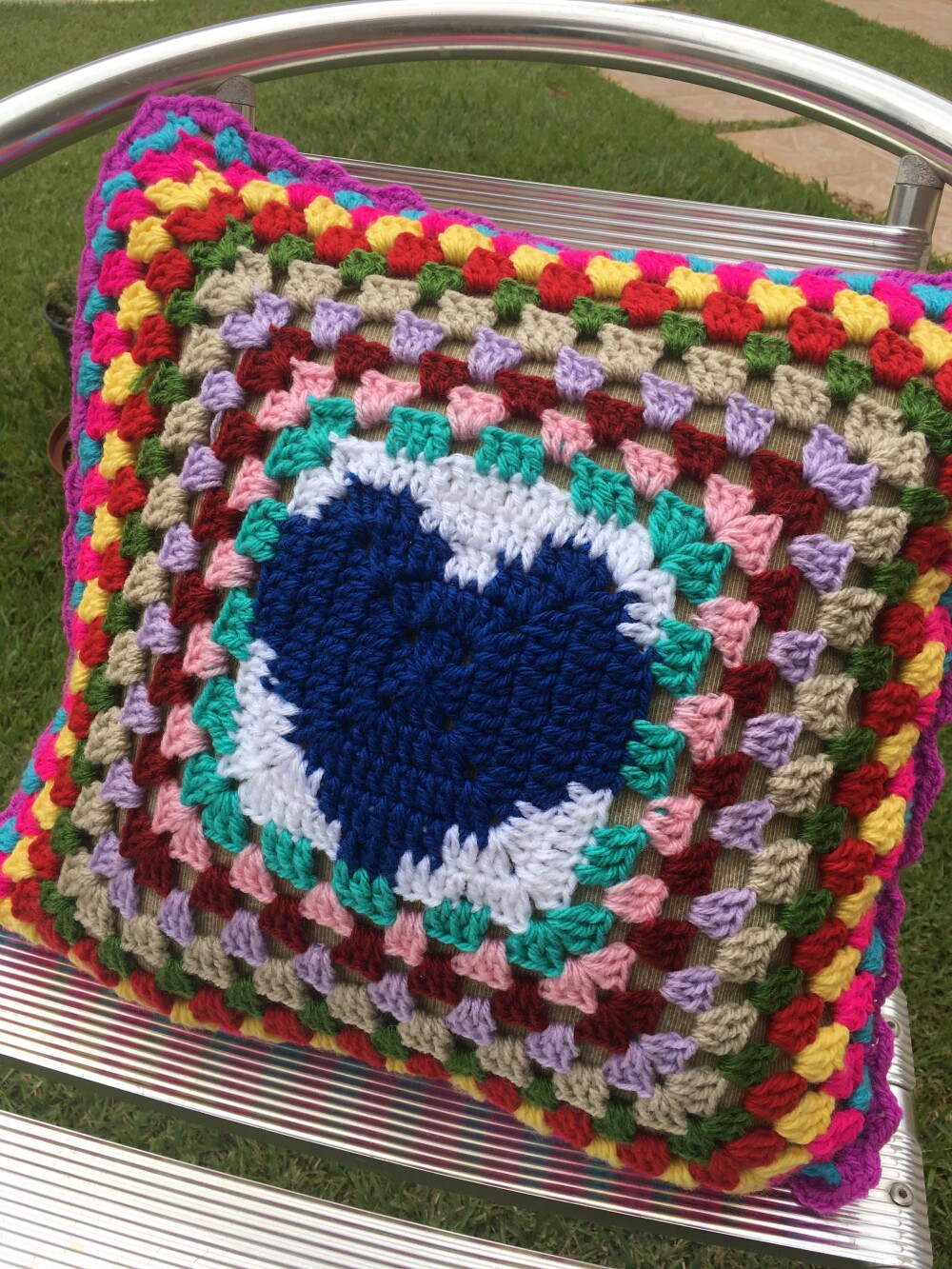 Capa de Almofada de crochê linha 40 X 40 cm mod. granny square