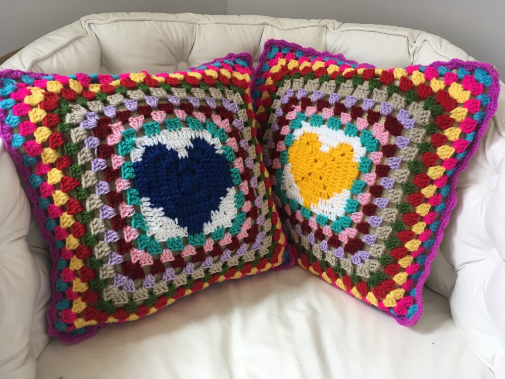 Capa de Almofada de crochê linha 40 X 40 cm mod. granny square