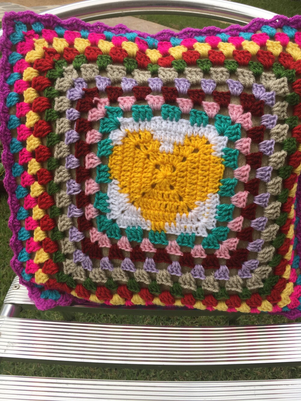Capa de Almofada de crochê linha 40 X 40 cm mod. granny square
