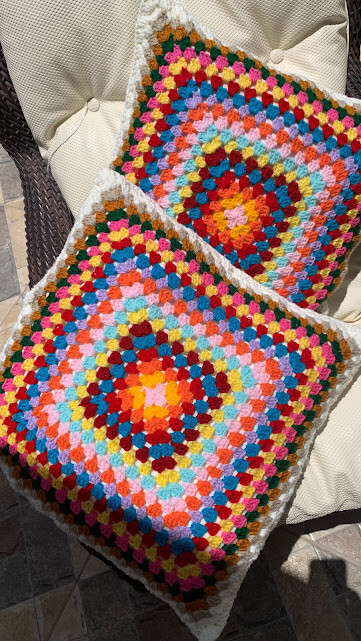 Capa de Almofada de crochê linha 40 X 40 cm mod. granny square
