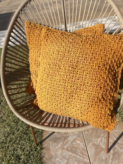 Capa de Almofada de crochê 50 X 50 cm mod.  LISA mostarda