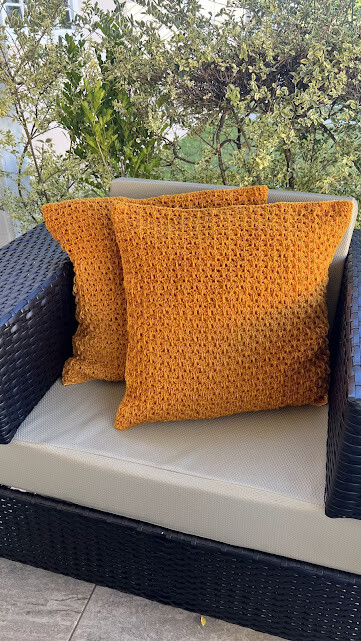 Capa de Almofada de crochê 50 X 50 cm mod.  LISA mostarda