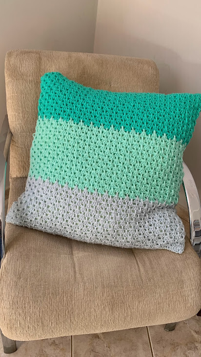 Almofadão de crochê lã 60 X 60 cm mod.  3 tons verde