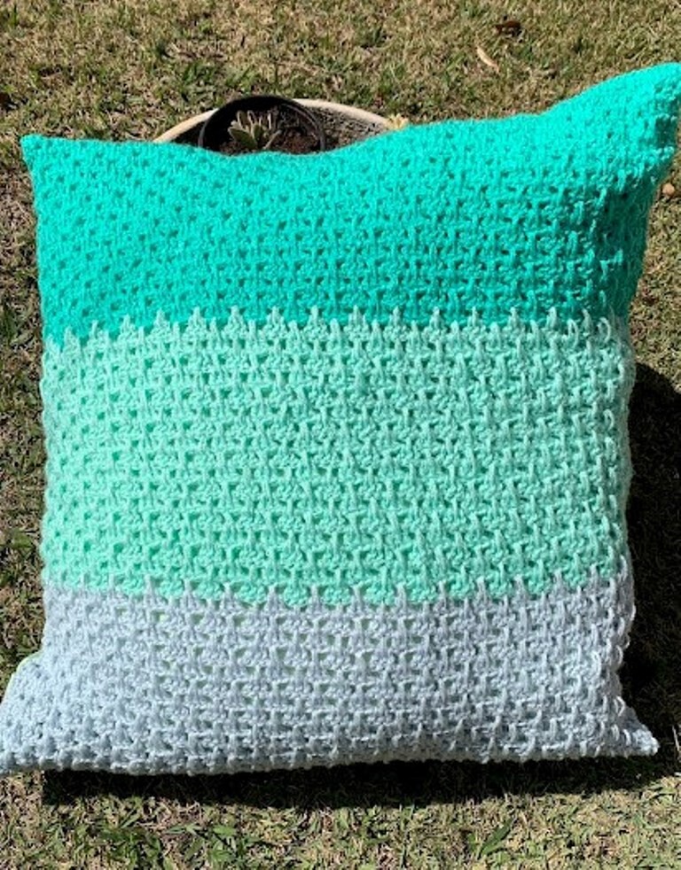 Almofadão de crochê lã 60 X 60 cm mod.  3 tons verde