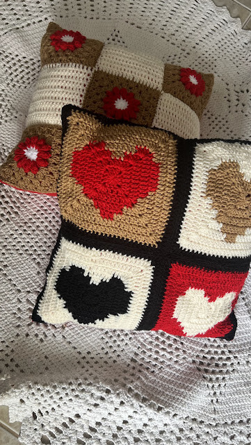 Capa de Almofada de crochê 40 X 40 cm mod.  Margarida e Coraçõ