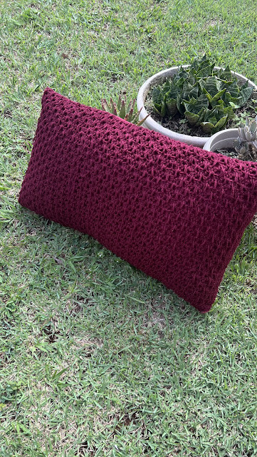Almofadão de crochê lã 70 X 40 cm mod.  lisa vinho