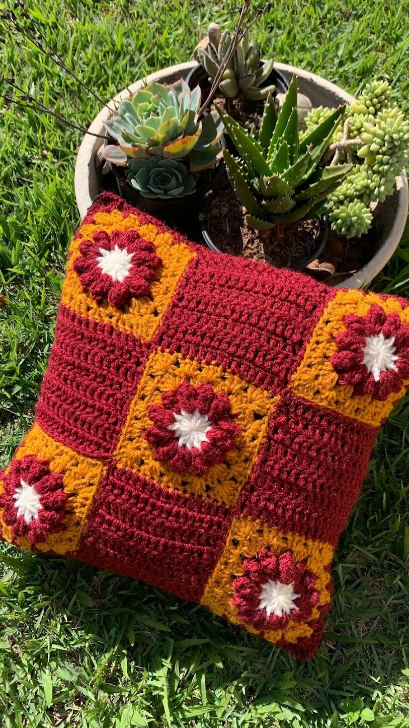 Capa de Almofada de crochê 40 X 40 cm mod.  Margarida marsala e 