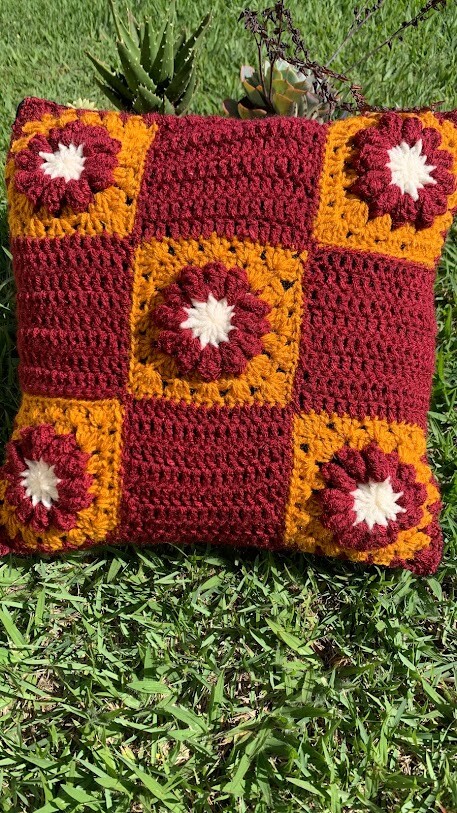 Capa de Almofada de crochê 40 X 40 cm mod.  Margarida marsala e 