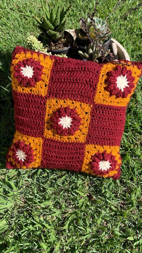 Capa de Almofada de crochê 40 X 40 cm mod.  Margarida marsala e 