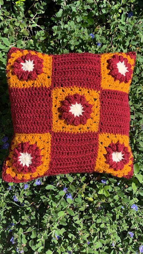 Capa de Almofada de crochê 40 X 40 cm mod.  Margarida marsala e 