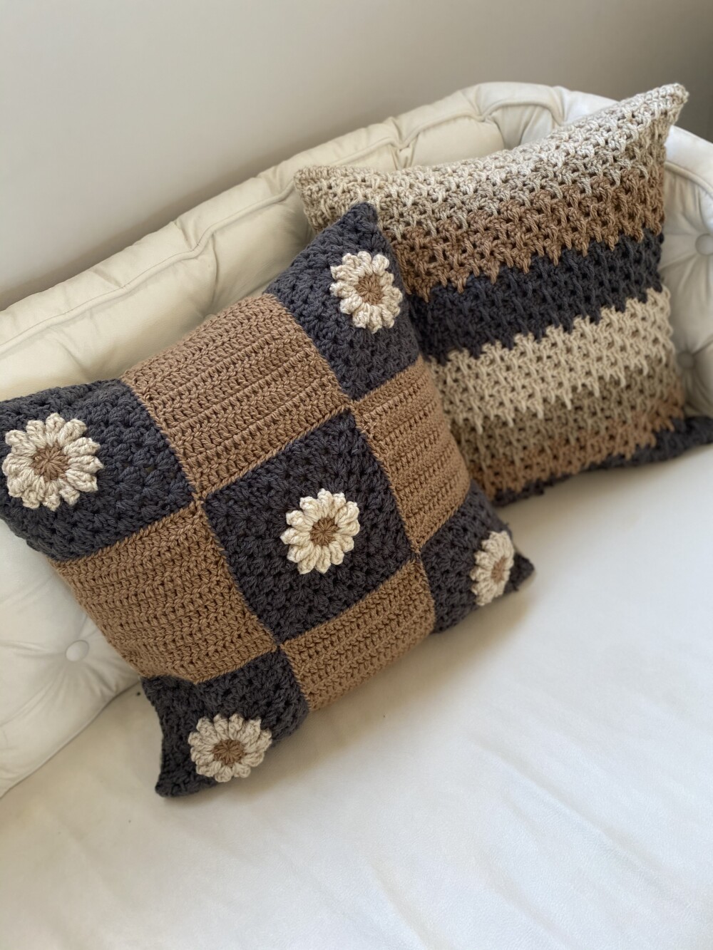 Capa de Almofada de crochê 40 X 40 cm mod.  Margarida bege off w