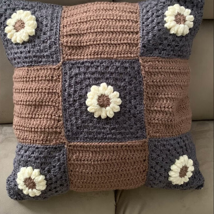 Capa de Almofada de crochê 40 X 40 cm mod.  Margarida bege off w