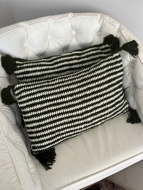 Almofada retangular de crochê lã 50 X 30 cm listras com tarcel