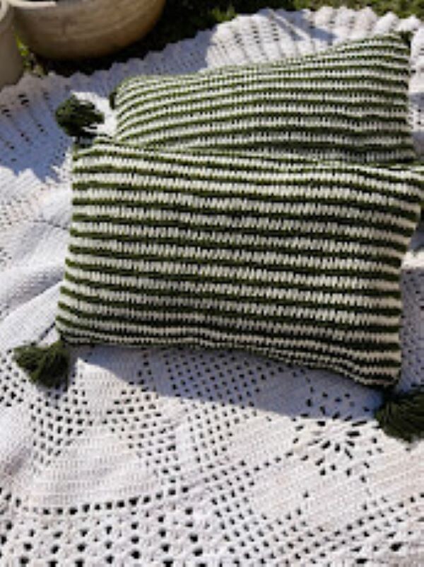Almofada retangular de crochê lã 50 X 30 cm listras com tarcel