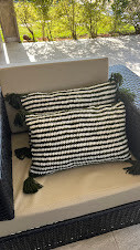 Almofada retangular de crochê lã 50 X 30 cm listras com tarcel