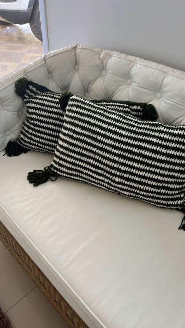 Almofada retangular de crochê lã 50 X 30 cm listras com tarcel