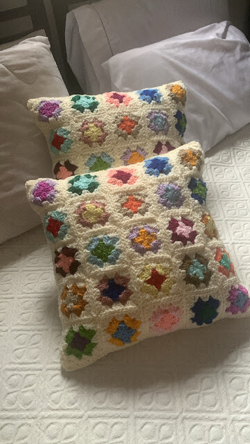 Capa de Almofada de crochê 40 X 40 cm mod.  25 granny square
